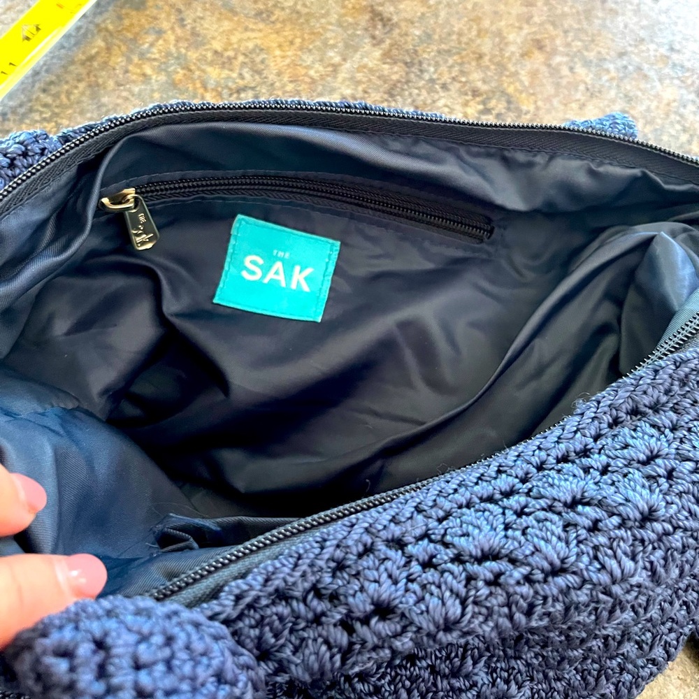 Sak shoulder crocheted blue purse